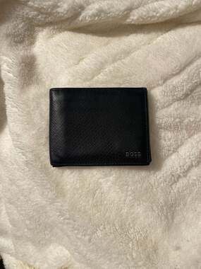 HUGO BOSS City Deco Textured Leather Bifold Wallet with Metal Logo